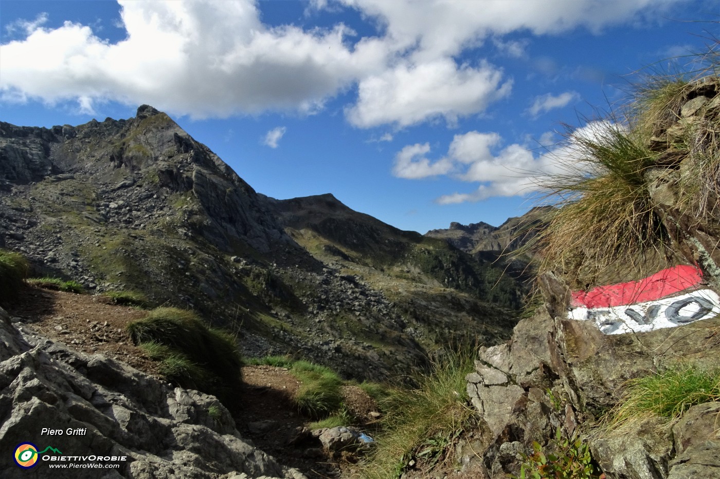 33 Passo del Forcellino (2127 m) con vista verso la Cima di Pescegallo.JPG